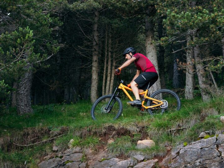 Rower full suspension czy hardtail – który wybrać do jazdy górskiej?