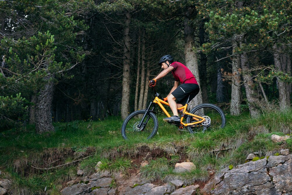 Rower full suspension czy hardtail – który wybrać do jazdy górskiej?